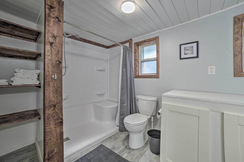 Prudenville Retreat With Yard About 1 Mi To Lake — Houghton Lake