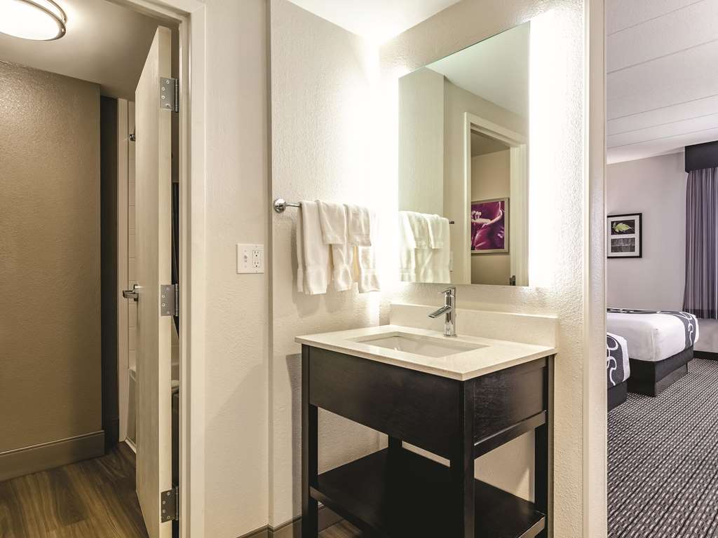 La Quinta Inn & Suites by Wyndham Warwick Providence Airport - photo 28
