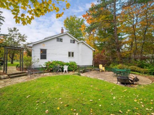 Willow Woods Retreat Farmhouse Patio & Nature — 4-Star Luxury Hotel in Kirtland, United States