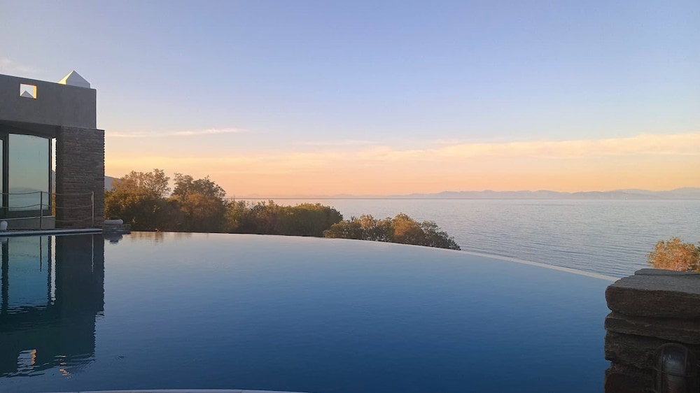 Villa Scorpio Infinity Pool Endless Blue Escape — 4-Star Luxury Hotel in Vari, Greece