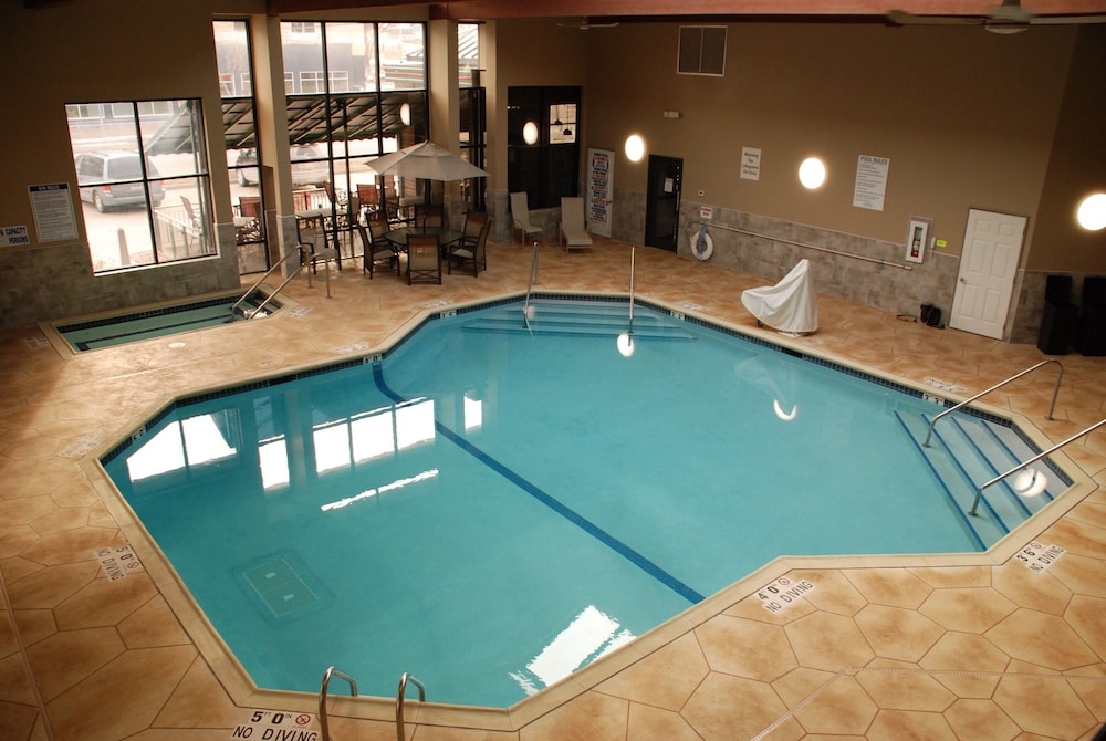 Express Suites Riverport Inn & Suites - photo 29