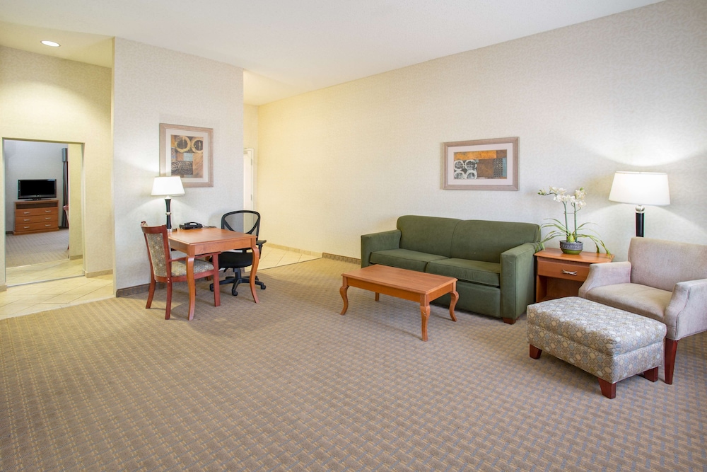 Hampton Inn Santa Rosa - photo 9
