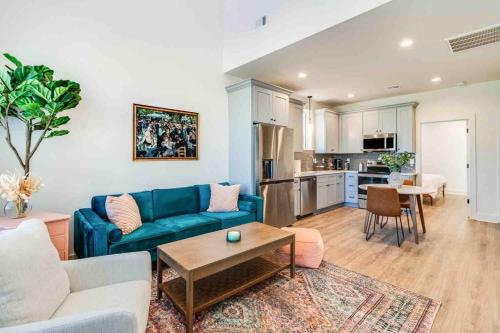 Pelican house King bed Fast WiFi Book now — 4-Star Luxury Hotel in Lafayette, United States