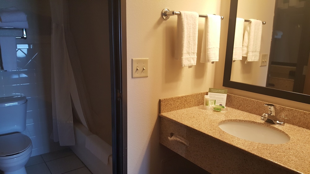 AmericInn by Wyndham Muscatine - photo 35