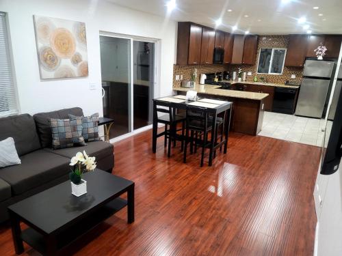 4 Bedrooms & 2.5 Bathrooms in LA — 4-Star Luxury Hotel in Los Angeles, United States