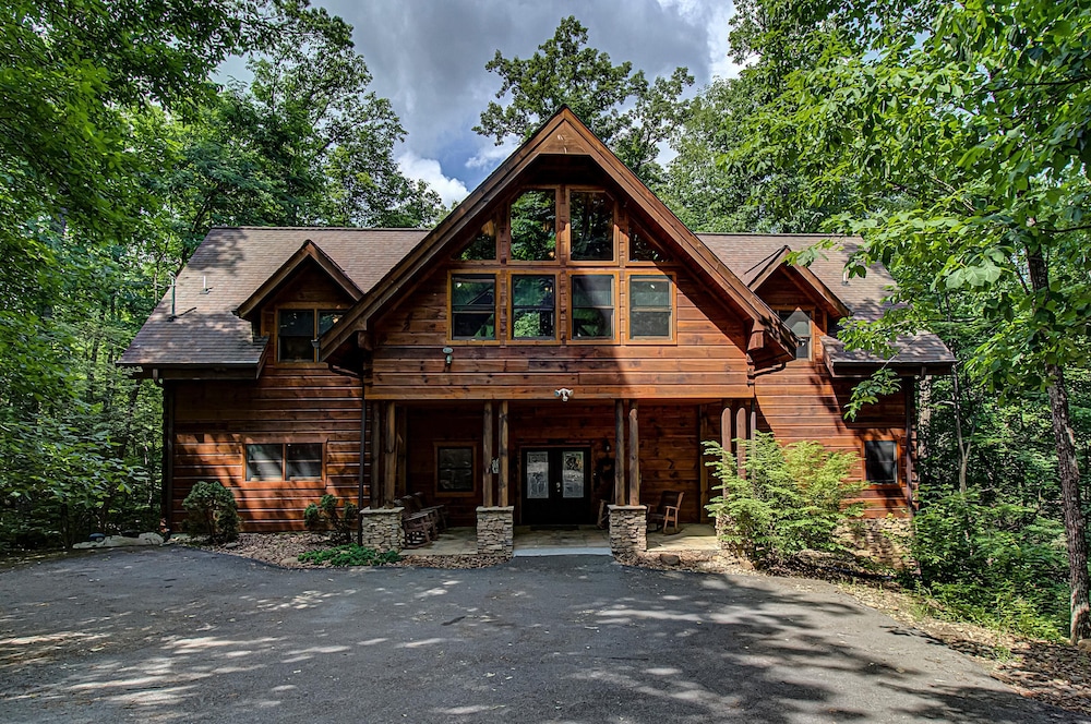 Unbridled Spirit 5 Bedroom Home with Hot Tub — 4-Star Luxury Hotel in Gatlinburg, United States