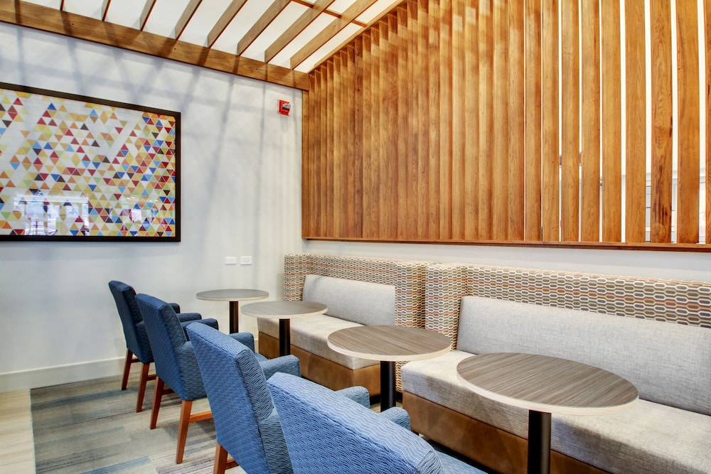 Holiday Inn Express & Suites Aurora Naperville by IHG - photo 40