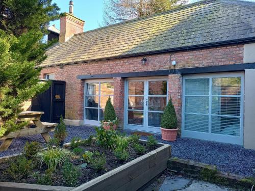 The West Wing at Eriviat Hall Hot Tub — 4-Star Luxury Hotel in Henllan, United Kingdom