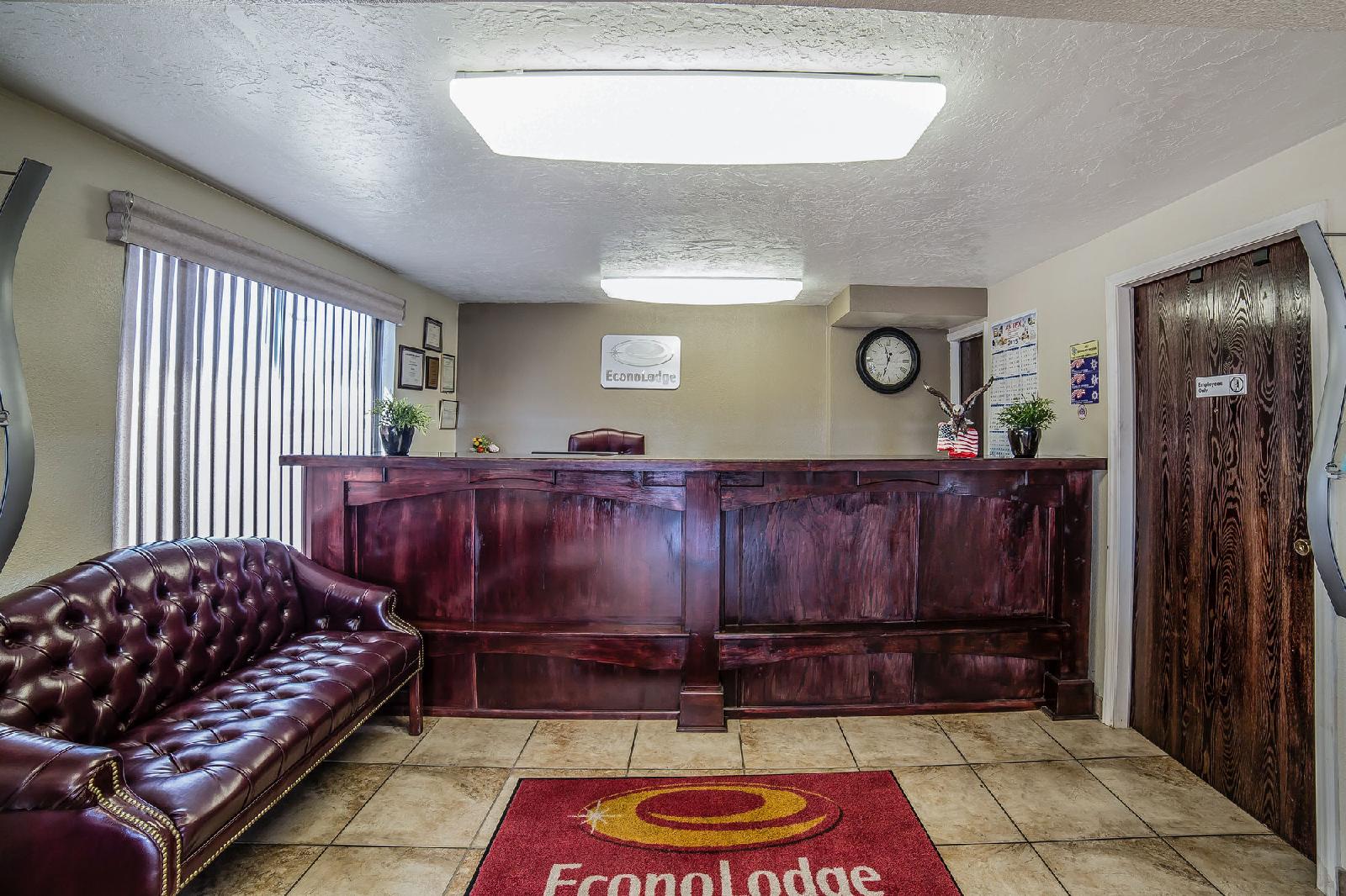 Econo Lodge Downtown - photo 12