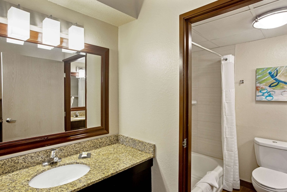 La Quinta Inn & Suites by Wyndham Sarasota I75 - photo 24