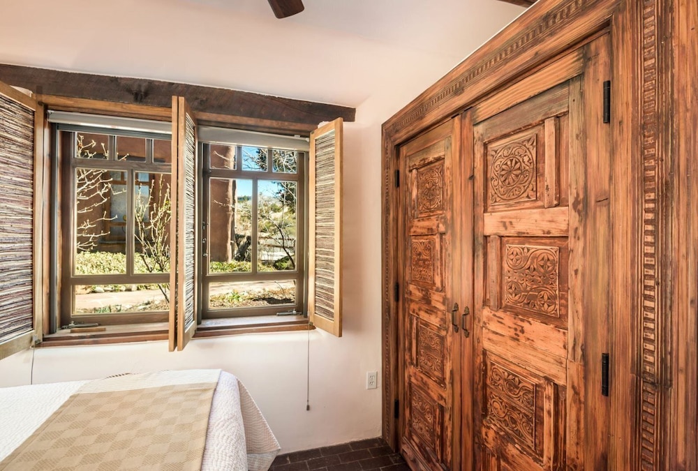 Buena Suerte Quintessential Eastside Pied a terre Fabulous Views and Patios Kiva Fireplace Walk to Canyon Rd. and the Plaza - photo 5