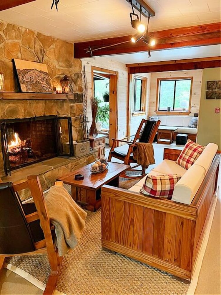 Snowed Inn - carbon neutral hotel in Mendon