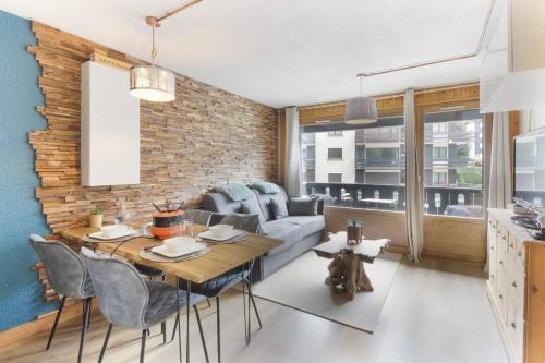 Les Dryades Renove Balcon Avec Vue Mt Blanc in Les Houches, France