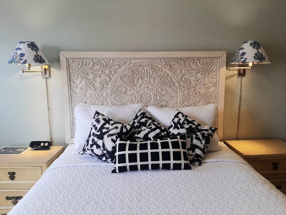The New Star Motel with Studio Kitchens: 1950s Extended Stay Lodging and Retreat Center - photo 2