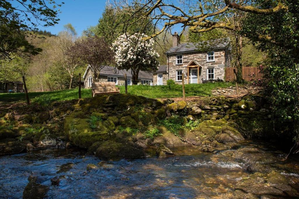 Luxurious Riverside Cottage in Snowdonia National Park — 4-Star Luxury Hotel in Blaenau-Ffestiniog, United Kingdom