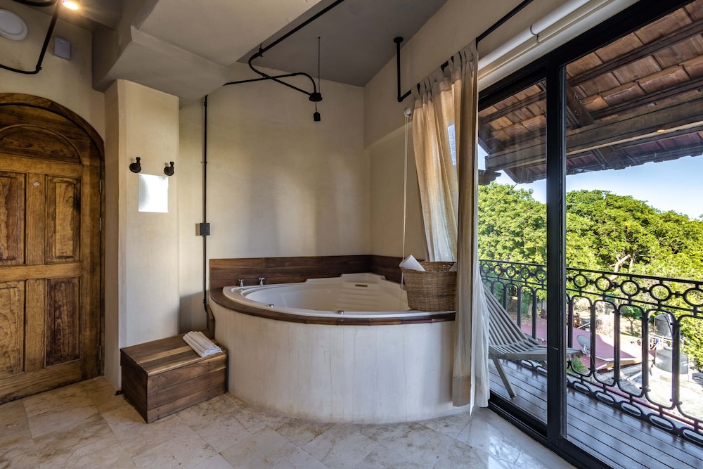 Private spa tub