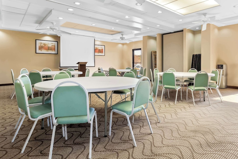 Comfort Suites Lumberton North - photo 37