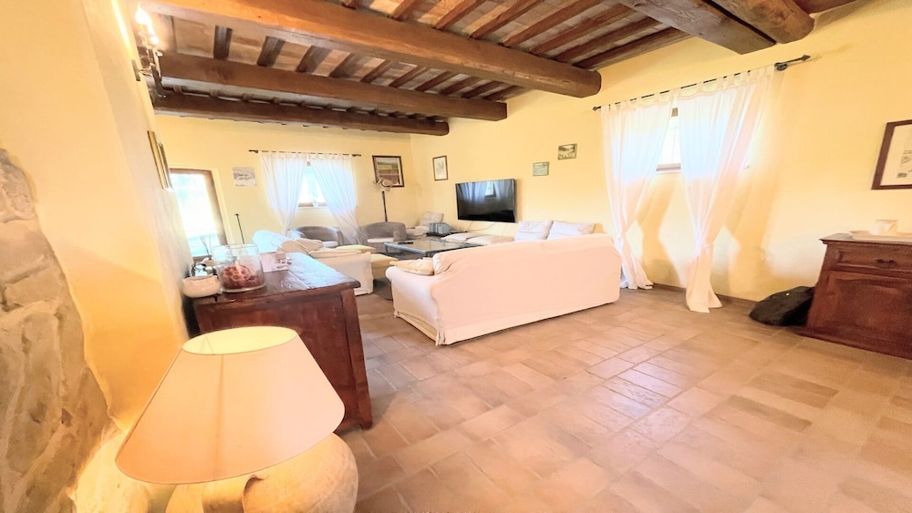 Detached Villa Sleeps 10 Pool Pergola Playground for Children Wifi — 4-Star Luxury Hotel in Todi, Italy