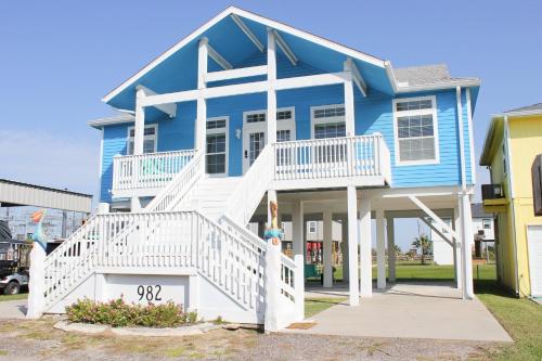 Beach Getaway at 2 Pelicans Walk to the Water in Galveston, United States