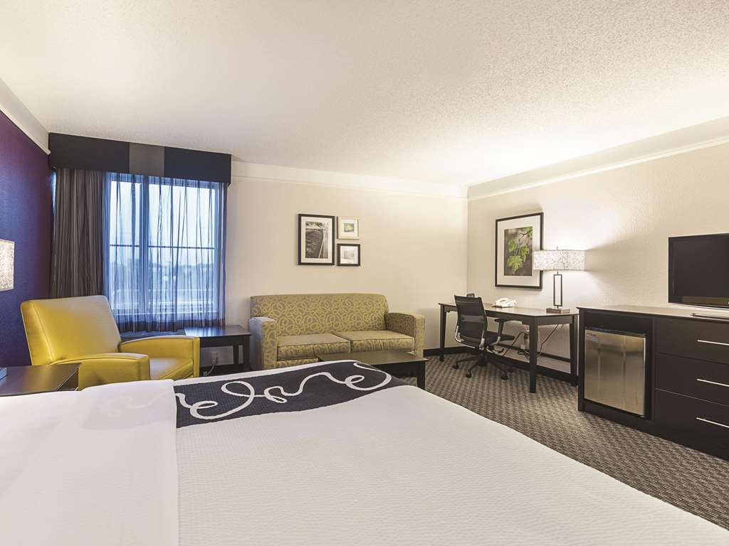 La Quinta Inn & Suites by Wyndham Plantation at SW 6th St - photo 16