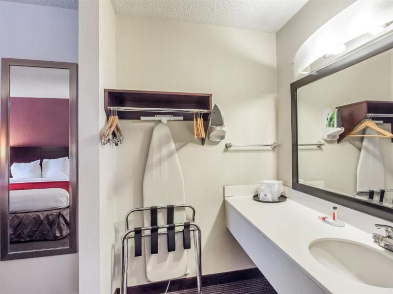 Ramada by Wyndham Salt Lake City North Temple - photo 3