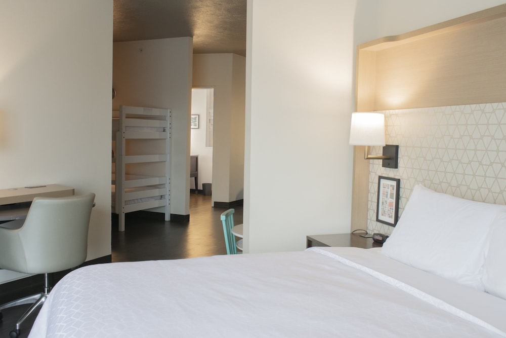 Holiday Inn Omaha Downtown Waterpark by IHG - photo 16