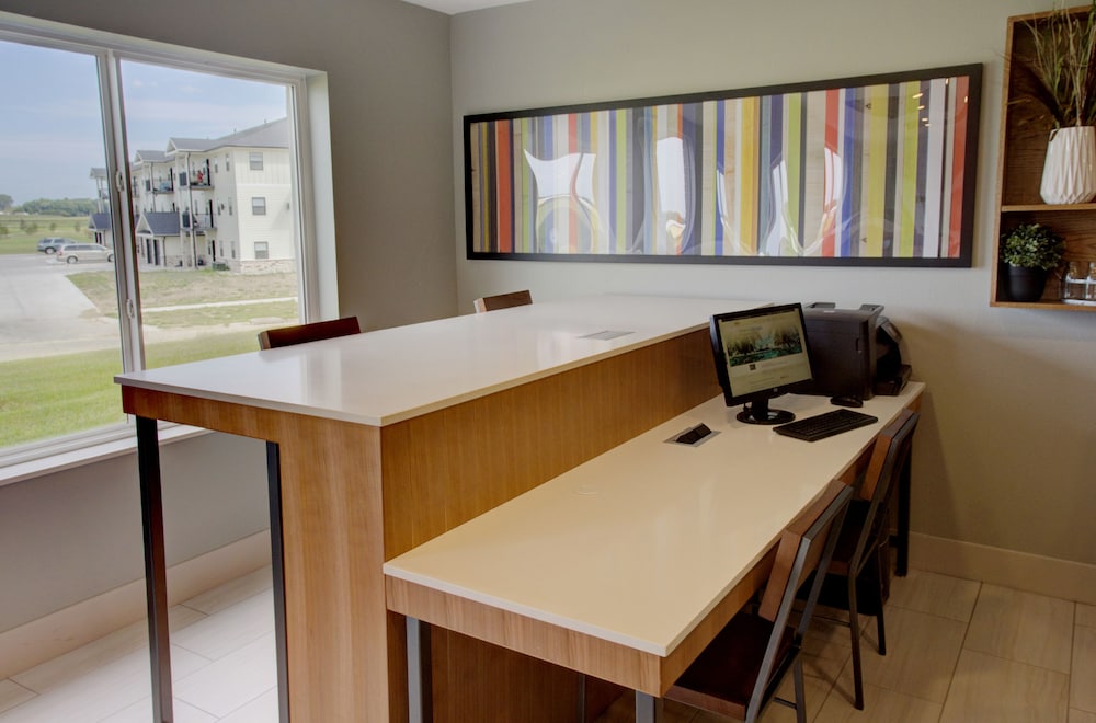 Holiday Inn Express Hotel & Suites Le Mars by IHG - photo 30