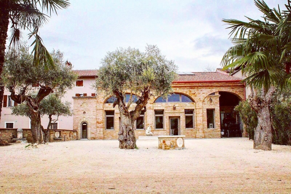 Agriturismo le Fontanelle — 4-Star Luxury Hotel in Montichiari, Italy