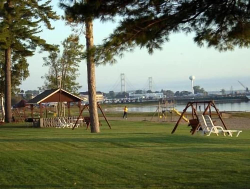 Waterfront Inn Mackinaw City - photo 18