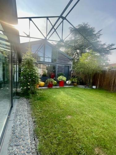 Loft Avec Piscine Interieure Et Jardin — hotel in Melun
