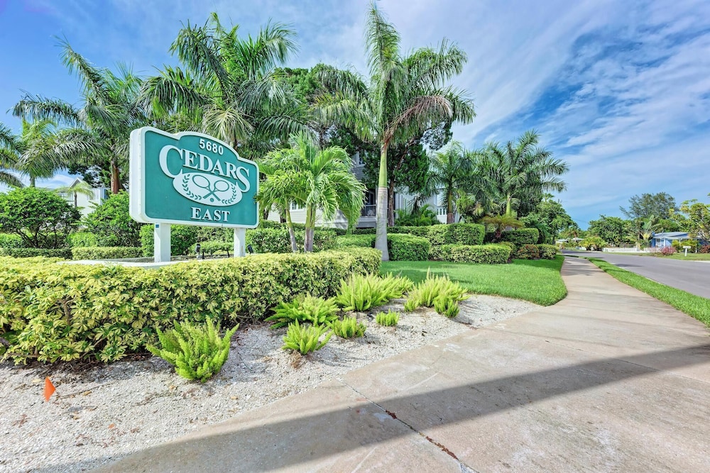 Longboat Key Cedars Beach House Pet Friendly 2 Minute To The Beach — 4-Star Luxury Hotel in Longboat Key, United States
