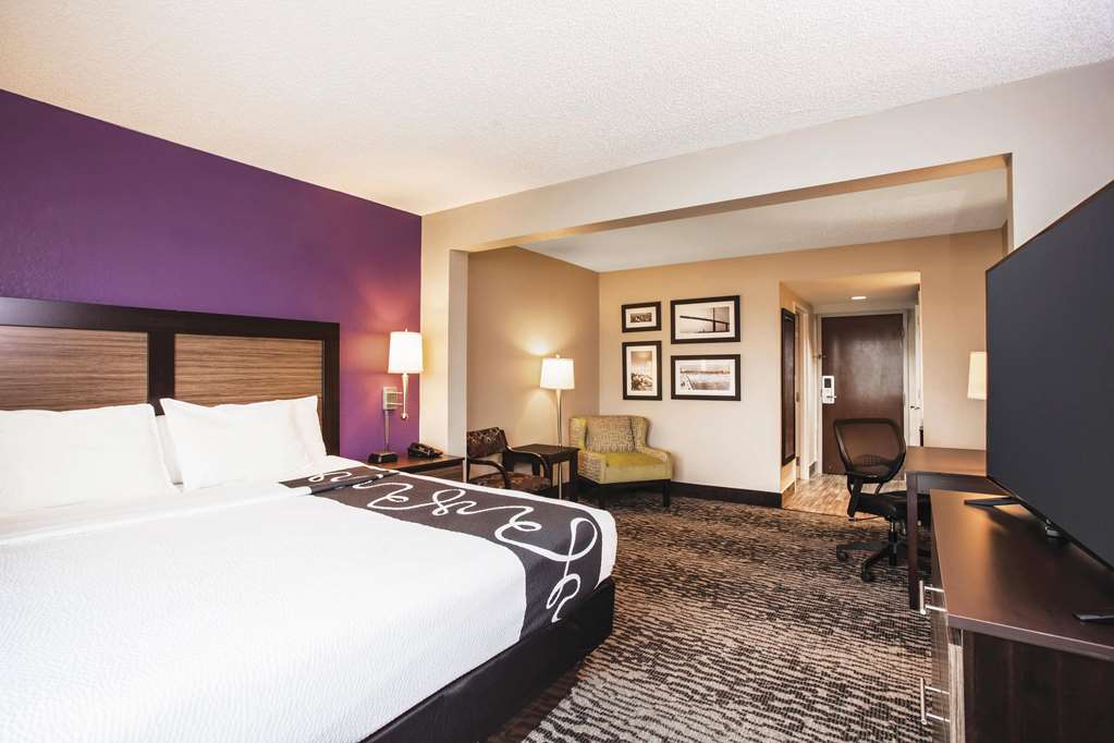 La Quinta Inn & Suites by Wyndham Clearwater South - photo 16