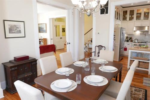 Stately Single Family Home in Shaw — 4-Star Luxury Hotel in Washington, United States