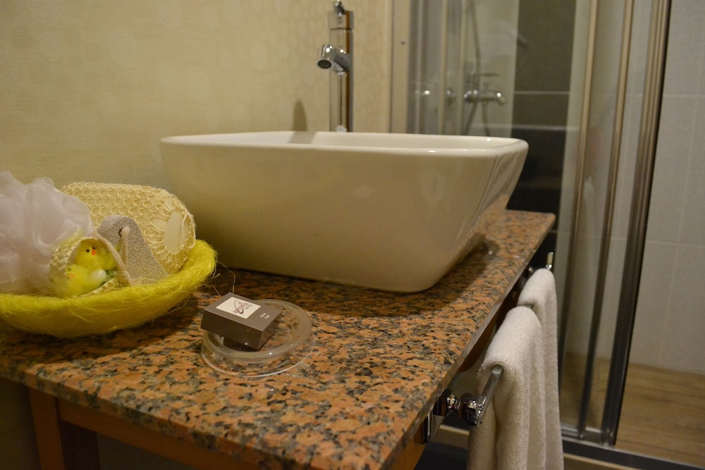 Bathroom sink