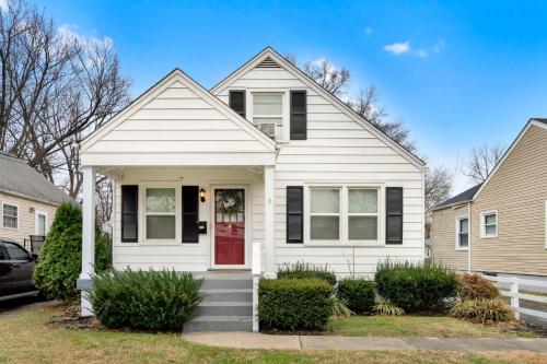 Spacious 4BR Home with Cozy Vibes in Louisville — 4-Star Luxury Hotel in Louisville, United States