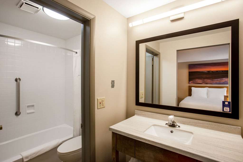 Days Inn by Wyndham Marquette - photo 13