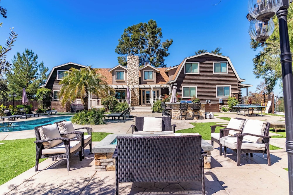 Chateau Syrah by AvantStay Picturesque Estate w Pool Hot Tub Table Tennis Pool Table New Pickleball Court Basketball hoop - photo 46