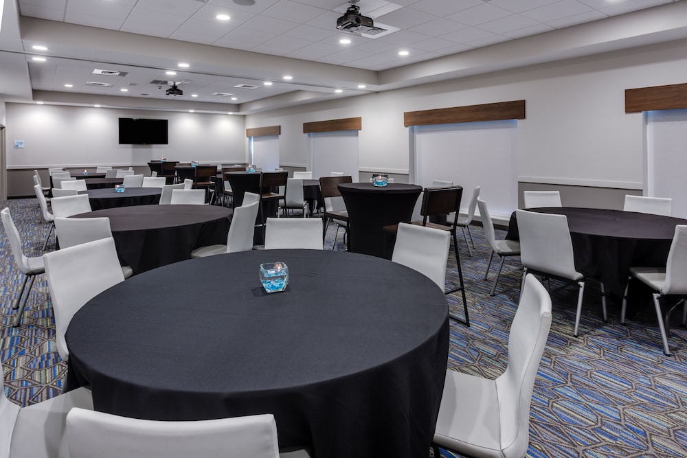Holiday Inn Express & Suites Rice Lake by IHG - photo 36