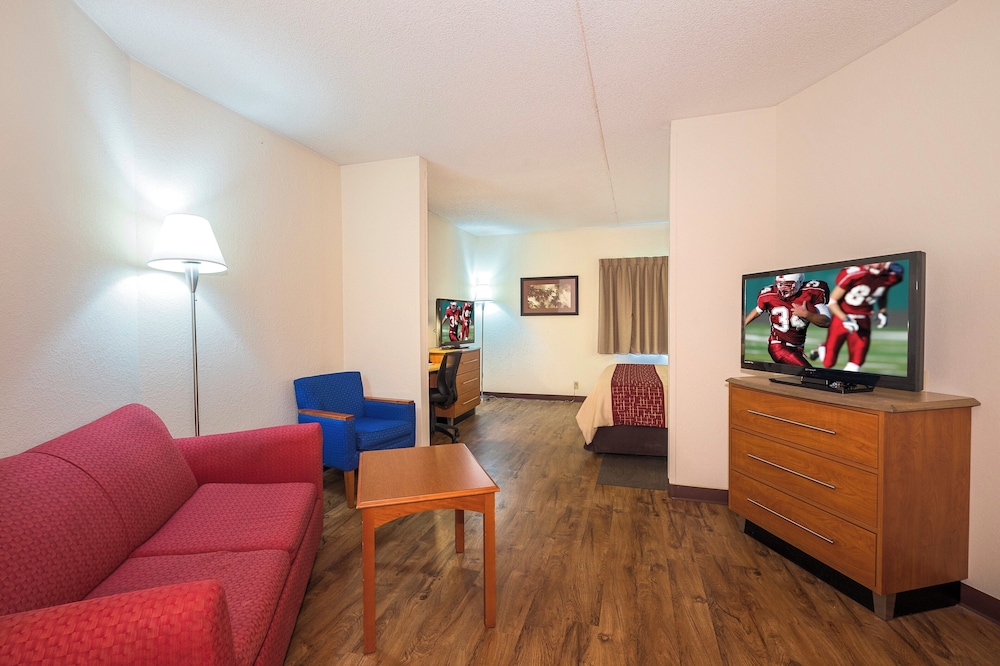 Red Roof Inn and Suites Cleveland Elyria - photo 37