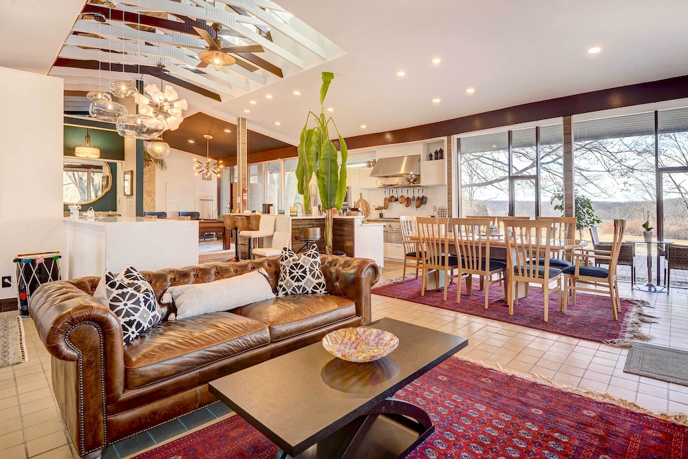 Stylish and Serene West Friendship Hidden Gem — 4-Star Luxury Hotel in Eldersburg, United States