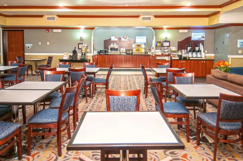 Holiday Inn Express and Suites Bakersfield Central by IHG - photo 35