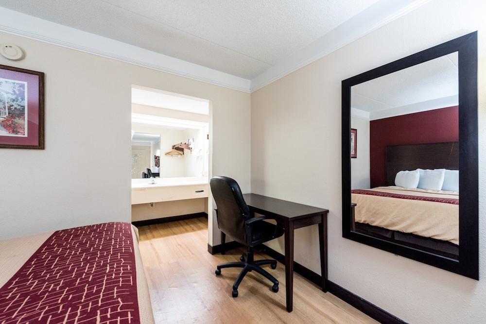 Red Roof Inn & Suites Clinton TN - photo 12
