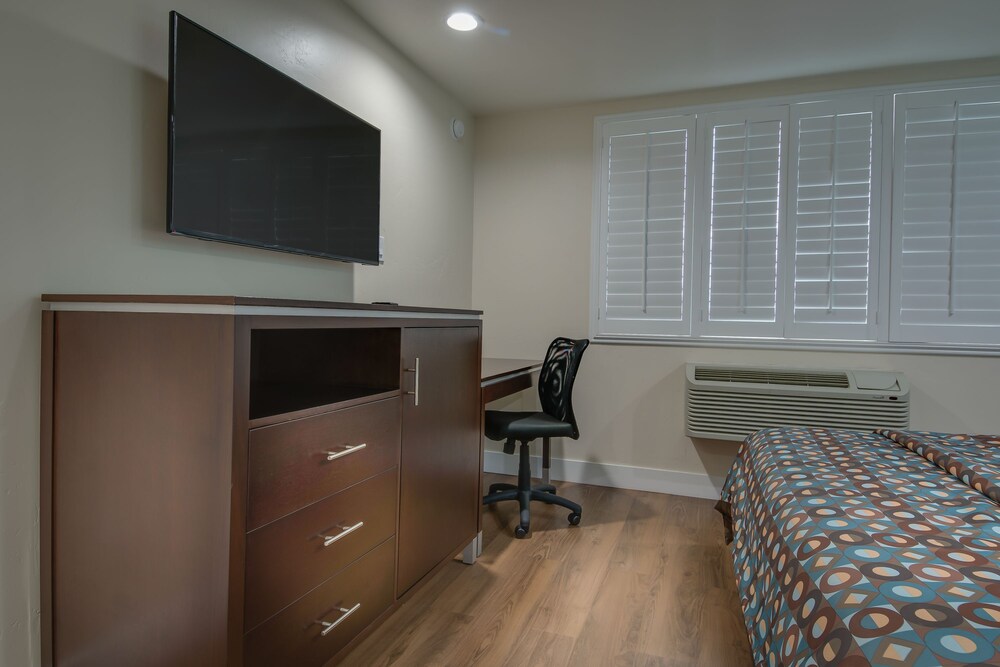 Vagabond Inn Executive Bakersfield Downtowner - photo 10