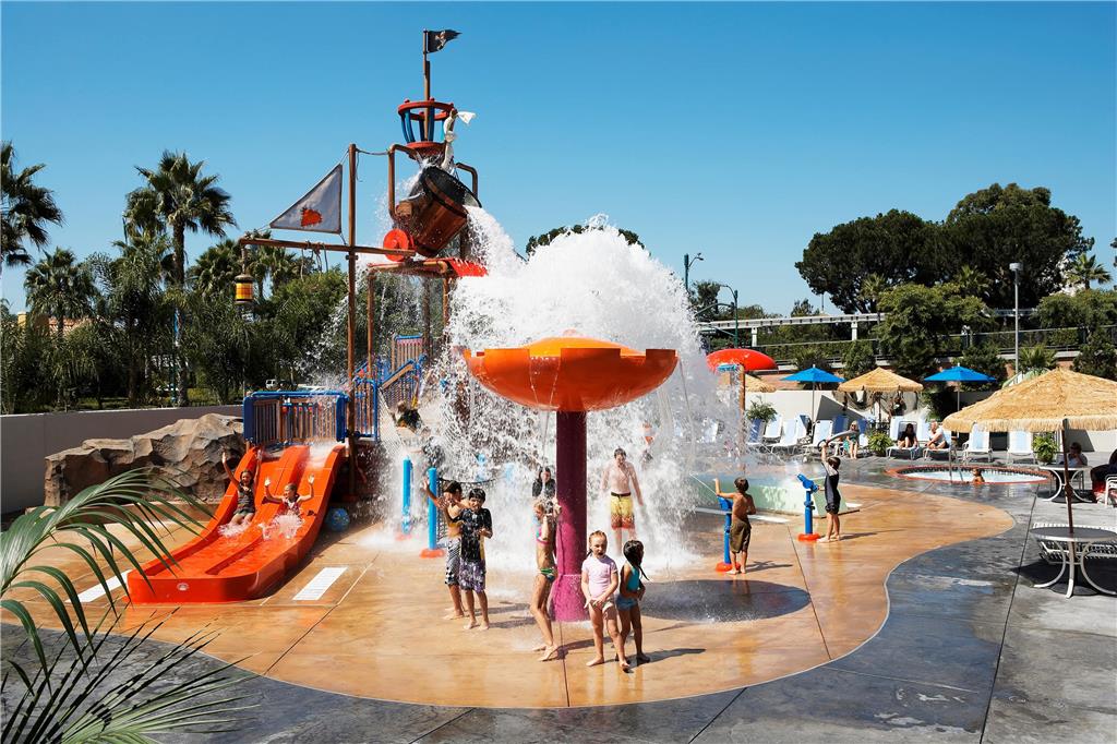 Howard Johnson by Wyndham Anaheim Hotel and Water Playground - photo 6