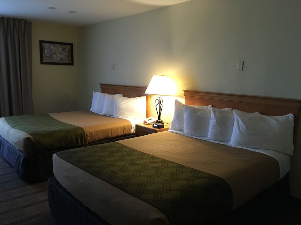 Econo Lodge Inn & Suites - carbon neutral hotel in Santa Maria