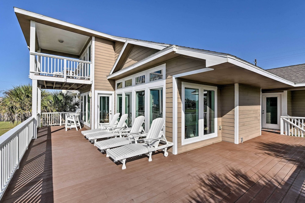1 Block to Beach Family Getaway in Galveston in Galveston, United States