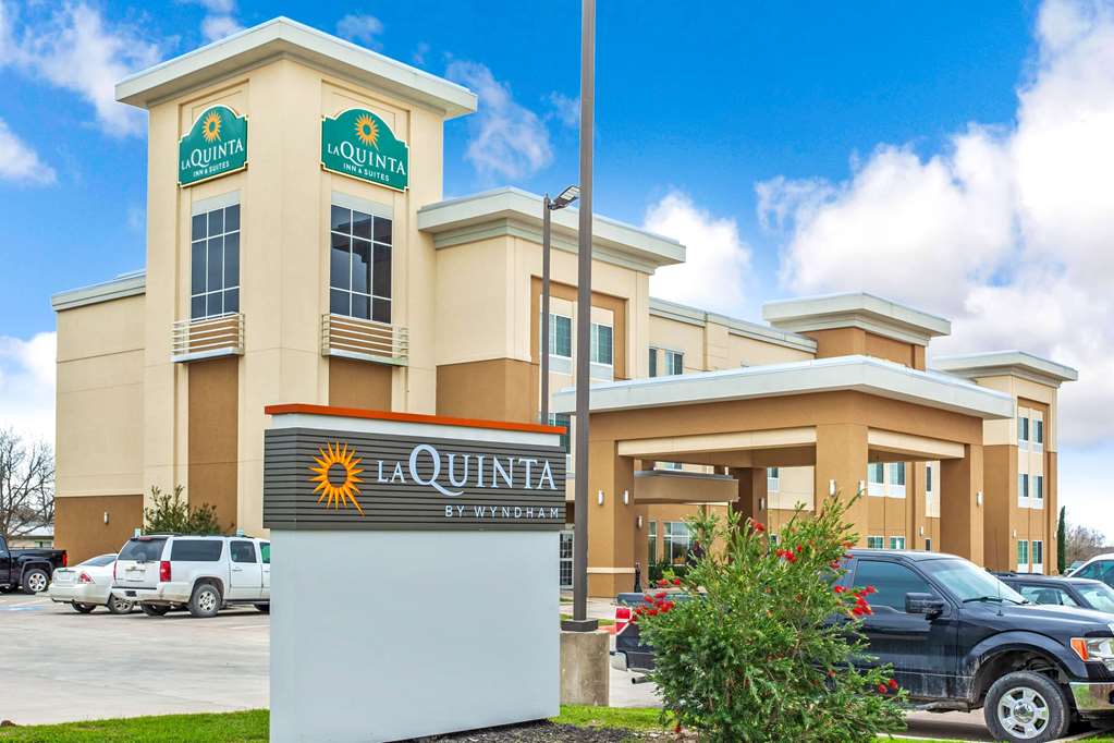 La Quinta Inn & Suites by Wyndham Gonzales TX - photo 2