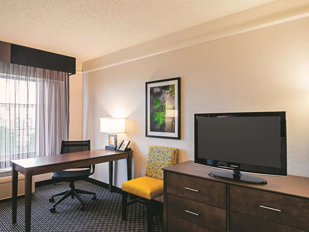 La Quinta Inn & Suites by Wyndham Denver Airport DIA - photo 32
