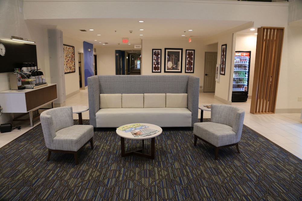 Holiday Inn Express Hotel & Suites Greenville an IHG Hotel - photo 3