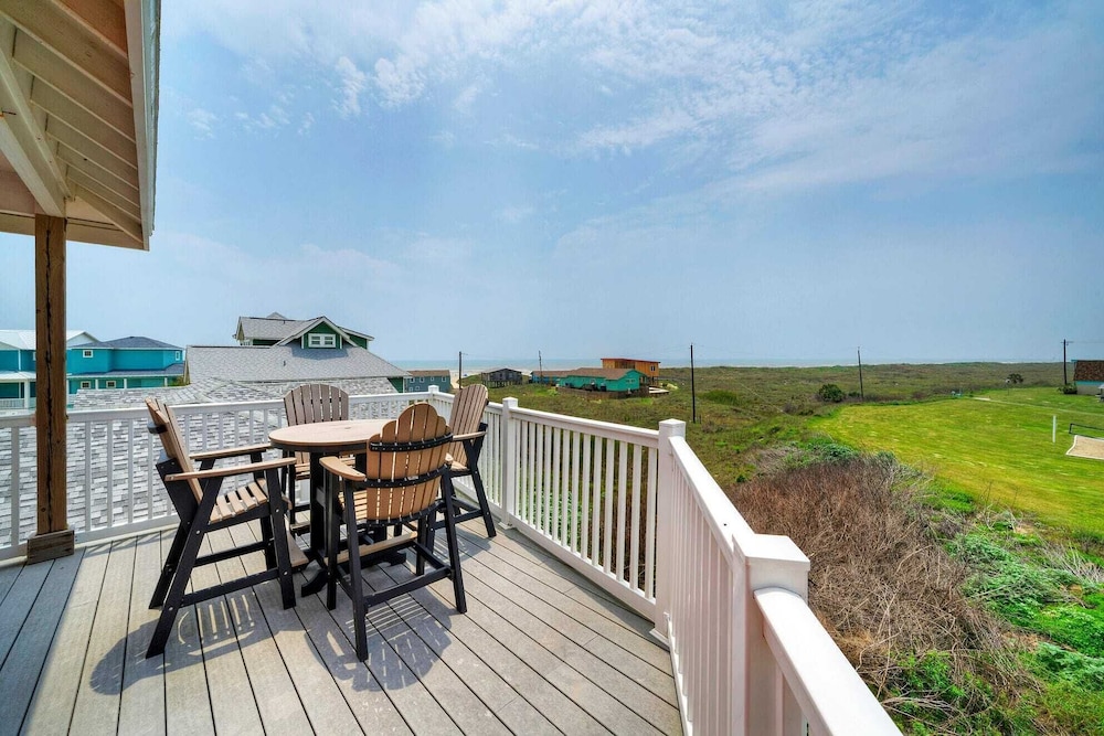 Beach Boardwalk Pool Access Ocean Views Coral Reef by AvantStay in Port Aransas, United States